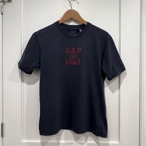 GAP Men's Dark Blue Tee with Red Logo